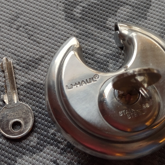 Storage lock with two keys - Picture 5 of 5